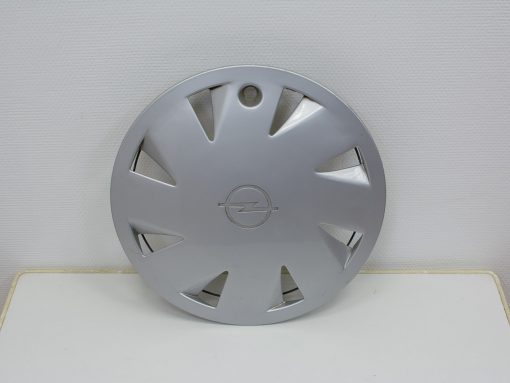 Stylish 17-inch silver Opel hubcap with unique cutouts and polished finish for enhanced vehicle aesthetics.