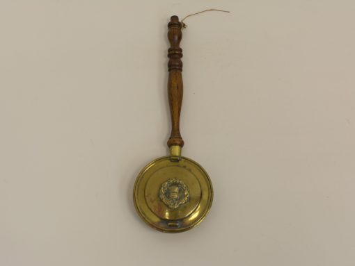 Elegant vintage brass skimmer with wooden handle, perfect for stylish kitchen serving and decor.