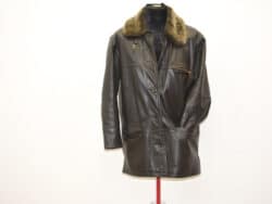 Chic vintage leather jacket with faux fur collar, blending style and comfort for any occasion.