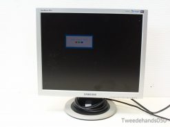 Vintage Samsung monitor with silver frame and color test screen, ideal for nostalgic workspaces.