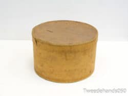 Charming vintage round brown storage box, perfect for decoration and organizing small items.