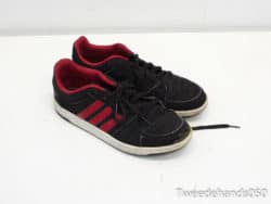 Stylish black and red sneakers, ideal for sports and casual wear with character.