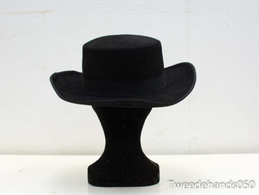 Elegant black cowboy hat with wide brim, perfect for stylish casual or formal occasions.