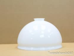 Elegant white cloche for stylish food presentation and warmth at any dining occasion.