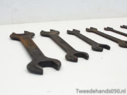 Set of 5 vintage metal wrenches, ideal for DIY projects and mechanical tasks.