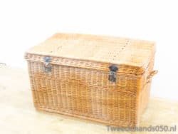 Rustic wicker storage basket with lid, ideal for vintage decor and practical organization.