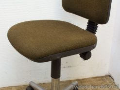 Ergonomic olive green office chair with wheels and adjustable height for comfort and style.