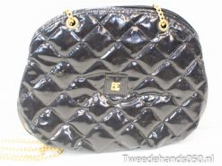 Elegant black quilted handbag with gold chain, ideal for stylish looks and versatile occasions.