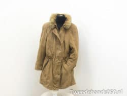 Chic brown vintage coat with faux fur collar, ideal for stylish winter outfits.