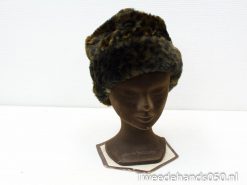 Chic vintage faux fur leopard print hat for effortless winter fashion flair.