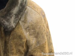 Luxurious vintage brown suede jacket with shearling collar, perfect for stylish winter outfits.