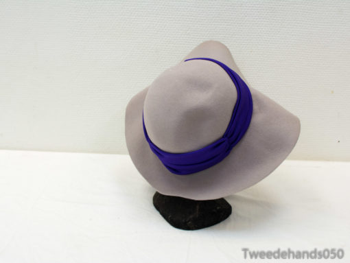 Chic beige wide-brim hat with vibrant purple band, perfect for any stylish occasion.