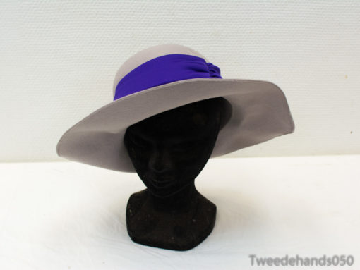 Elegant gray wide-brimmed hat with purple band, ideal for both casual and formal occasions.