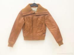 Stylish vintage caramel jacket with oversized collar and button pockets for chic autumn looks.