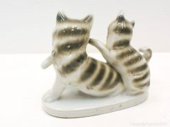 Delightful ceramic mother cat and kitten figurine, perfect for cat lovers and home decor.