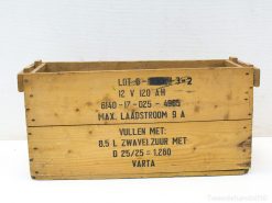 Vintage VARTA wooden crate with clear acid handling instructions, perfect for collectors and enthusiasts.