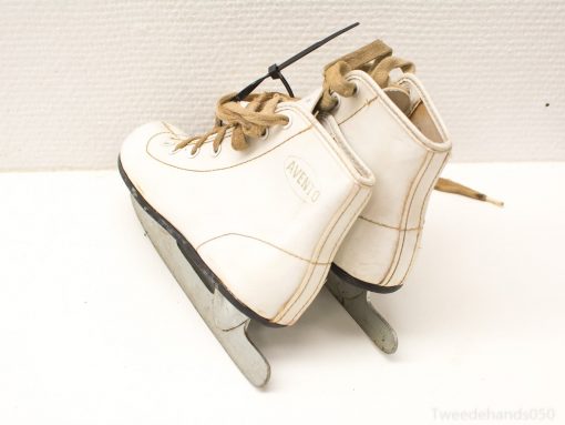 Classic white Avento ice skates with polished blades for recreational skating and superior performance.