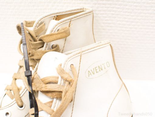 Stylish vintage Avento white skates with brown laces for comfort and quality on the ice.