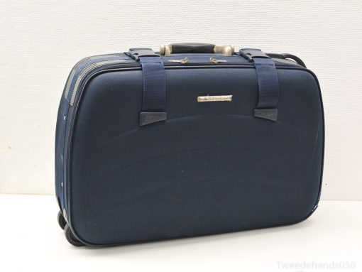 Durable navy blue suitcase with sleek design, perfect for business trips and weekend getaways.