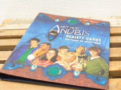 Huis Anubis: Collectible adventure cards featuring iconic characters and the Eye of Horus.