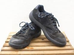 Stylish black sneakers with suede and synthetic materials, perfect for casual and outdoor use.