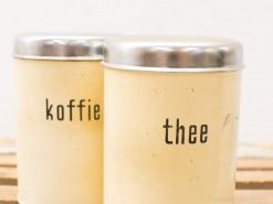 Charming vintage koffie and thee canisters for a nostalgic kitchen experience.