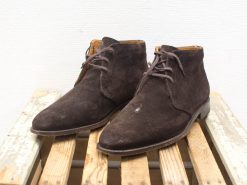 Stylish dark brown suede chukka boots for men, perfect for casual or refined occasions.