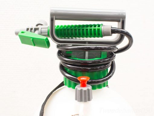 High-quality 5-liter garden sprayer with ergonomic handle and retractable hose for easy use.