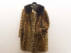 Luxurious leopard-print faux fur coat for women, stylish and versatile for any occasion.