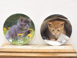 Charming decorative plates featuring playful kittens, perfect for animal lovers and home decor.