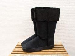 Stylish black vintage boots with faux-fur cuff for warmth and comfort in colder months.