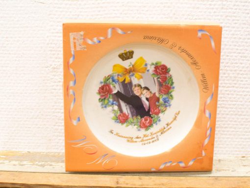 Commemorative plate of Willem-Alexander and Máximas wedding with floral design and gold crown.