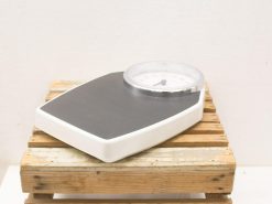 Vintage mechanical scale with clear dial and sleek design, ideal for traditional weight measurement.