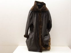 Stylish vintage leather coat with a warm brown collar, perfect for any occasion.