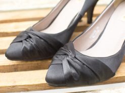 Elegant black pumps with knot detail, perfect for any occasion. Comfortable and stylish footwear.