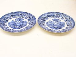 Elegant blue and white decorative plates featuring intricate landscape designs, perfect for collectors and dining.