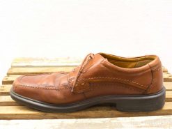 Stylish brown leather shoe for versatile casual and semi-formal occasions, combining elegance and comfort.