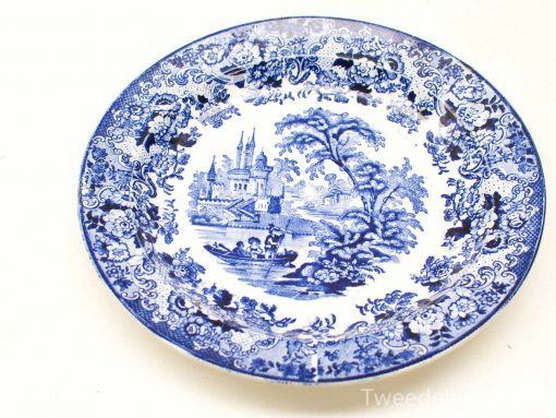 Elegant blue and white porcelain plate featuring a castle and floral design. Perfect for collectors.