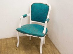 Elegant vintage chair with turquoise upholstery, combining classic charm and modern style.