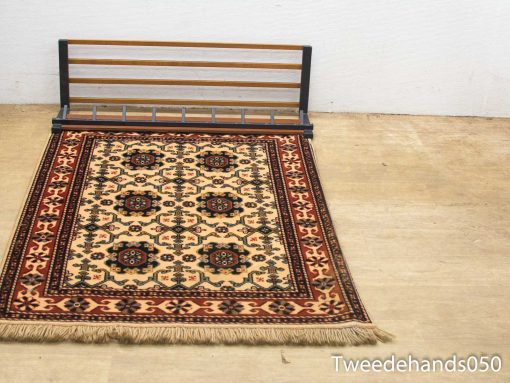 Stylish area rug with modern bench, blending traditional elegance and contemporary design.