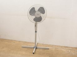 Classic standing fan with three blades for optimal airflow and stylish cooling.