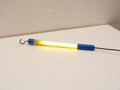 Ergonomic fluorescent work light with hook, ideal for workshops and garages. Bright, durable, and practical.