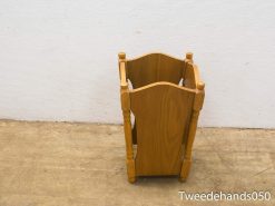 Charming wooden magazine holder with curved edges and sturdy legs for stylish organization.