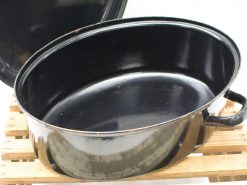 High-quality vintage black oval roasting pan with handles, perfect for roasting meats and vegetables.