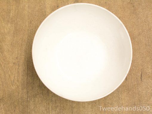 Elegant white ceramic bowl, showcasing minimalist design for decor or serving purposes.