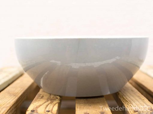 Stylish gray bowl for salads and pasta, perfect for elegant dining settings.