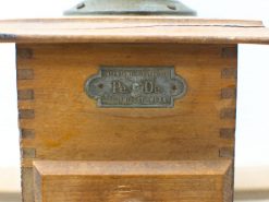 Vintage wooden box with Pe De plate, showcasing craftsmanship and nostalgic appeal.