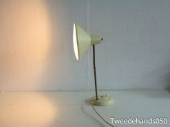 Elegant vintage desk lamp with minimalist design and conical shade for focused lighting.