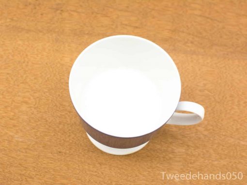 Elegant white cup with earthy band, perfect for stylish, everyday drinking experiences.