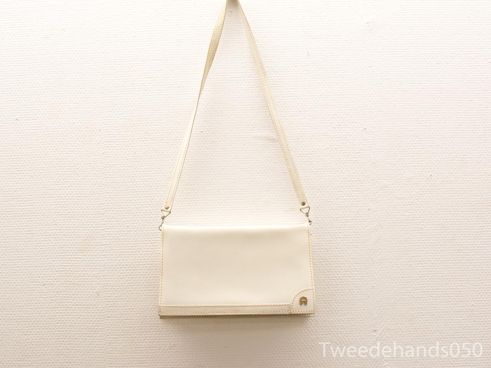 Elegant cream handbag with adjustable strap, perfect for any occasion. Minimalist design and versatile style.